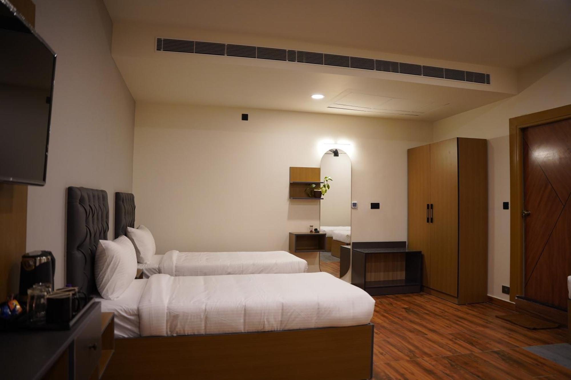 The Continental Inn & Suites Mysore Extérieur photo